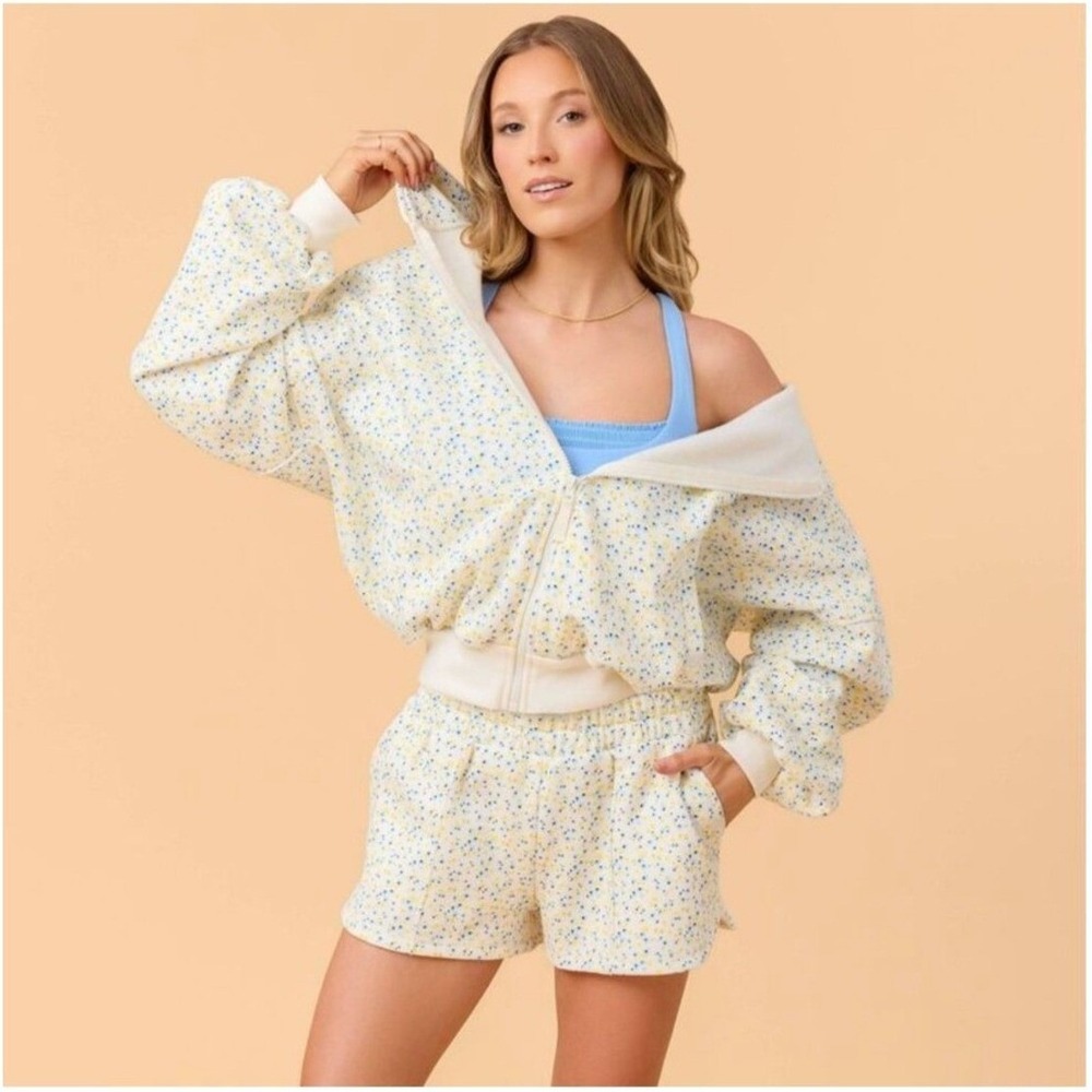 Blogilates Target White Floral Marshmallow Hoodie & Dolphin Shorts Set M NWT
